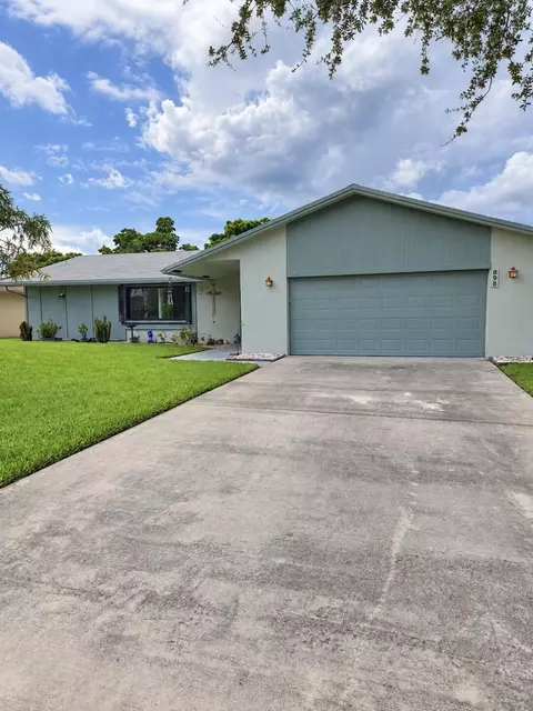 898 NW 23rd Ln, Delray Beach, FL 33445