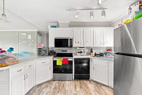 Kitchen - 20967 NW 250th St, Okeechobee, FL 34972 photo 2 of 3