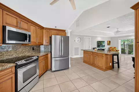 Kitchen - 1920 E Terra Mar Dr, Pompano Beach, FL 33062 photo 4 of 6