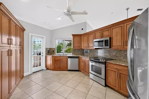 Kitchen - 1920 E Terra Mar Dr, Pompano Beach, FL 33062 photo 2 of 6