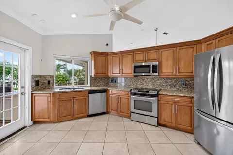 Kitchen - 1920 E Terra Mar Dr, Pompano Beach, FL 33062 photo 5 of 6