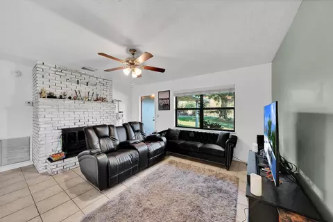 Living - 1031 SW 24th Ave, Okeechobee, FL 34974 photo 2 of 3