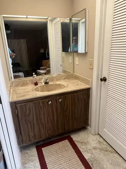 Bath - 94 Capri B, Delray Beach, FL 33484 photo 3 of 3