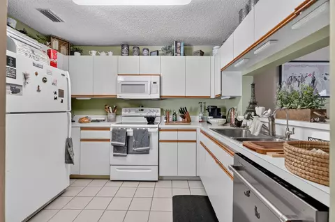 Kitchen - 1401 Ocean Dunes Cir, Jupiter, FL 33477 photo 3 of 3