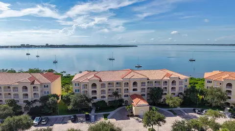 25 Harbour Isle Dr W #104, Fort Pierce, FL 34949