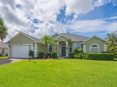 5625 Riverboat Cir SW, Vero Beach, FL 32968