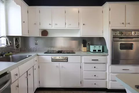 Kitchen - 2355 NE 4th St, Pompano Beach, FL 33062 photo 10 of 10