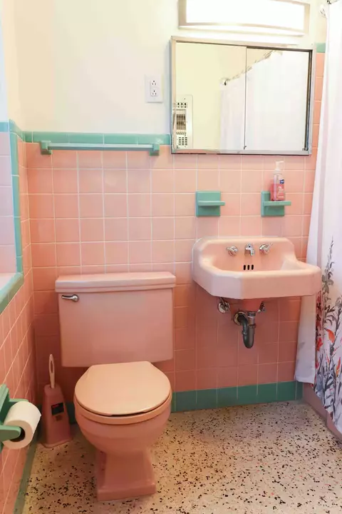 Bath - 2355 NE 4th St, Pompano Beach, FL 33062 photo 3 of 7