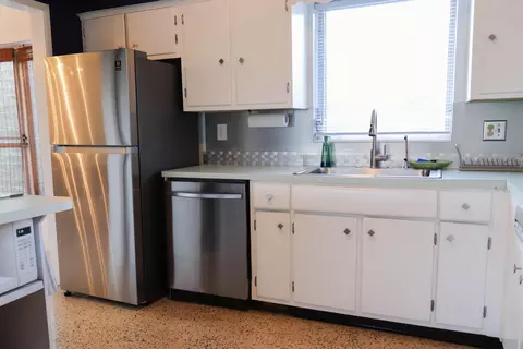 Kitchen - 2355 NE 4th St, Pompano Beach, FL 33062 photo 6 of 10
