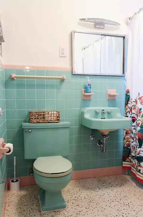 Bath - 2355 NE 4th St, Pompano Beach, FL 33062 photo 6 of 7