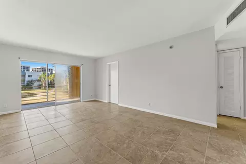 1638 Embassy Dr #208, West Palm Beach, FL 33401