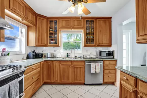 Kitchen - 3207 Leigh Rd, Pompano Beach, FL 33062 photo 4 of 7