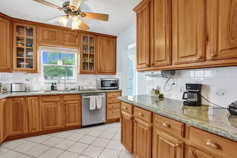 Kitchen - 3207 Leigh Rd, Pompano Beach, FL 33062 photo 2 of 7