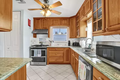 Kitchen - 3207 Leigh Rd, Pompano Beach, FL 33062 photo 5 of 7