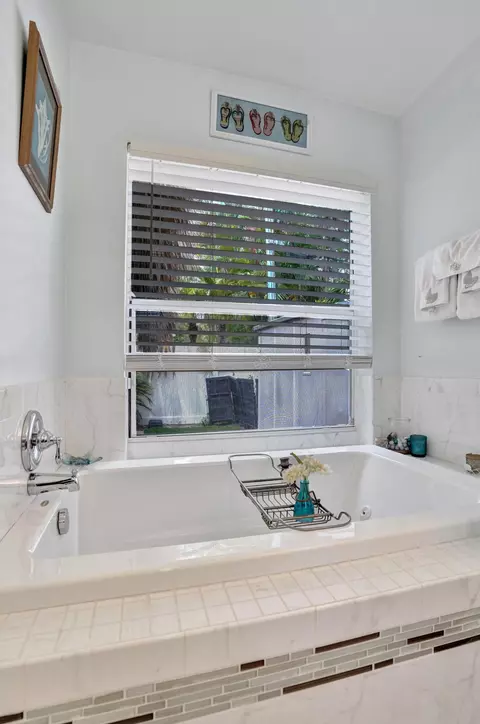 Bath - 3207 Leigh Rd, Pompano Beach, FL 33062 photo 8 of 8