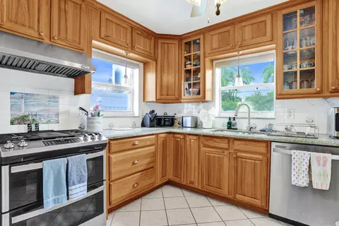 Kitchen - 3207 Leigh Rd, Pompano Beach, FL 33062 photo 3 of 7