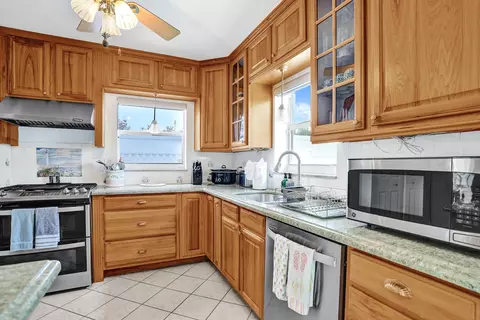 Kitchen - 3207 Leigh Rd, Pompano Beach, FL 33062 photo 6 of 7