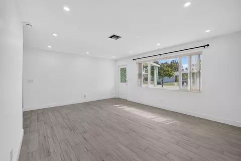 Living - 502 Circle E, Jupiter, FL 33458 photo 5 of 6