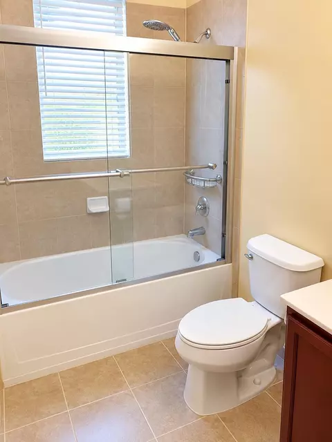 Bath - 4760 Sierra Ln, Coconut Creek, FL 33073 photo 3 of 5