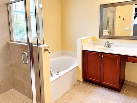 Bath - 4760 Sierra Ln, Coconut Creek, FL 33073 photo 2 of 5