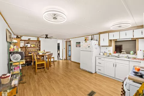 Kitchen - 5985 SE 94th Trl, Okeechobee, FL 34974 photo 2 of 3