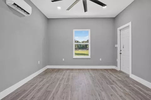 Living - 2055 SW 3rd St, Okeechobee, FL 34974 photo 3 of 4