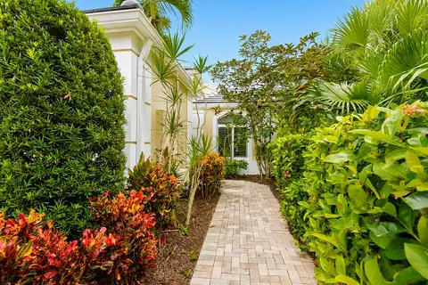 16053 Villa Vizcaya Pl, Delray Beach, FL 33446
