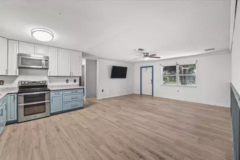Living - 3031 NW 2nd St, Okeechobee, FL 34972 photo 2 of 4