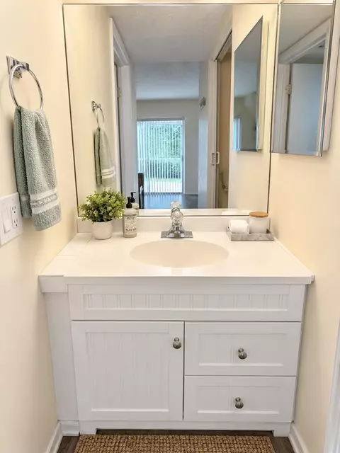 Bath - 3254 SE Aster Ln #J239, Stuart, FL 34994 photo 6 of 6