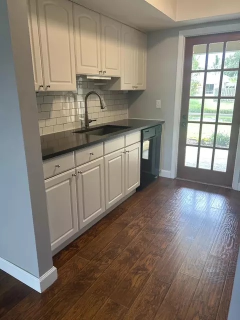 Kitchen - 223 Bent Arrow Dr, Jupiter, FL 33458 photo 2 of 3