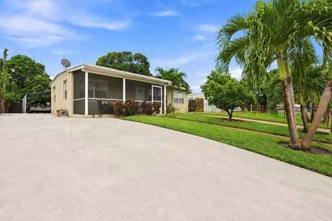 560 Seagrape Rd, Lantana, FL 33462