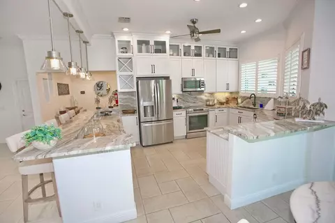 Kitchen - 4110 NE 27th Ave, Lighthouse Point, FL 33064 photo 1 of 7