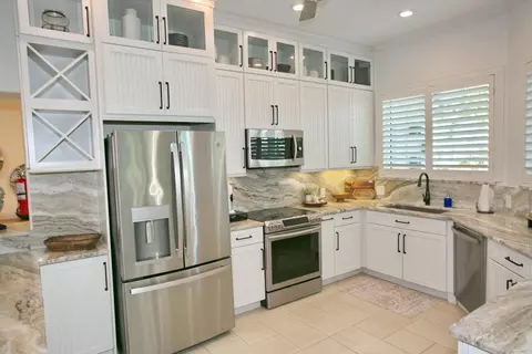 Kitchen - 4110 NE 27th Ave, Lighthouse Point, FL 33064 photo 4 of 7