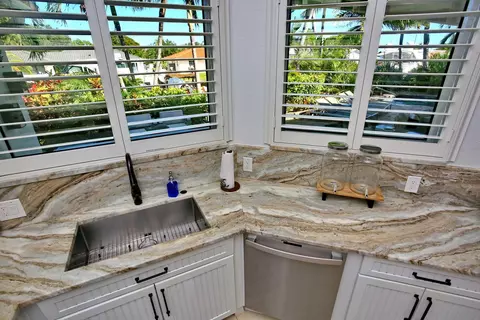 Kitchen - 4110 NE 27th Ave, Lighthouse Point, FL 33064 photo 5 of 7