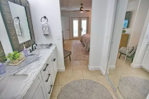 Bath - 4110 NE 27th Ave, Lighthouse Point, FL 33064 photo 2 of 7