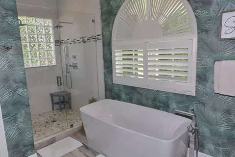 Bath - 4110 NE 27th Ave, Lighthouse Point, FL 33064 photo 5 of 7