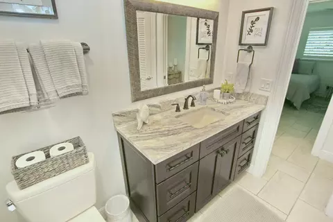 Bath - 4110 NE 27th Ave, Lighthouse Point, FL 33064 photo 4 of 7