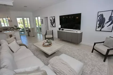 Living - 4110 NE 27th Ave, Lighthouse Point, FL 33064 photo 2 of 3