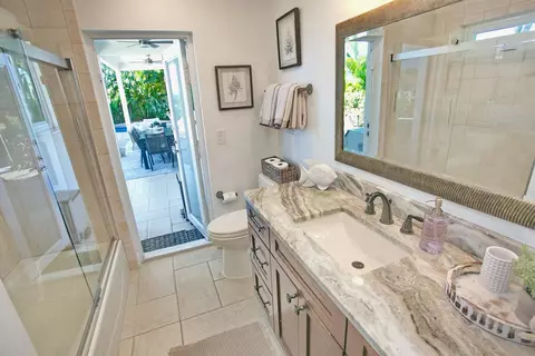 Bath - 4110 NE 27th Ave, Lighthouse Point, FL 33064 photo 3 of 7