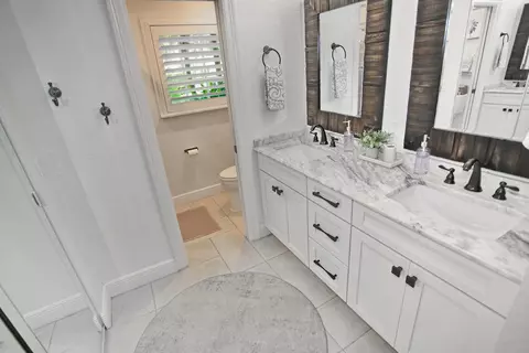 Bath - 4110 NE 27th Ave, Lighthouse Point, FL 33064 photo 1 of 7