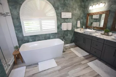 Bath - 4110 NE 27th Ave, Lighthouse Point, FL 33064 photo 6 of 7