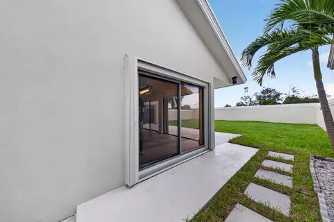 Exterior - 406 River Edge Rd, Jupiter, FL 33477 photo 4 of 11