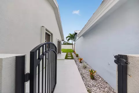 Exterior - 406 River Edge Rd, Jupiter, FL 33477 photo 3 of 11