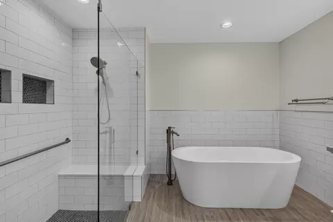 Bath - 406 River Edge Rd, Jupiter, FL 33477 photo 2 of 5
