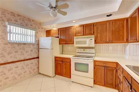 8735 Ramblewood Dr #212, Coral Springs, FL 33071