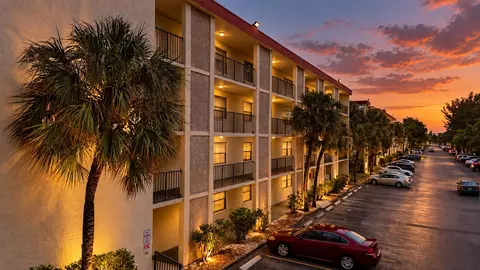 3070 NW 48th Ter #414, Lauderdale Lakes, FL 33313