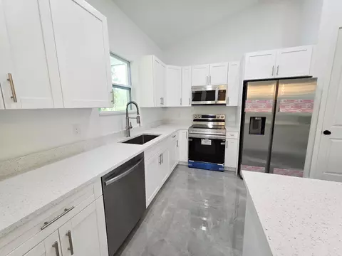 Kitchen - 702 NW 39th Cir, Okeechobee, FL 34972 photo 2 of 3