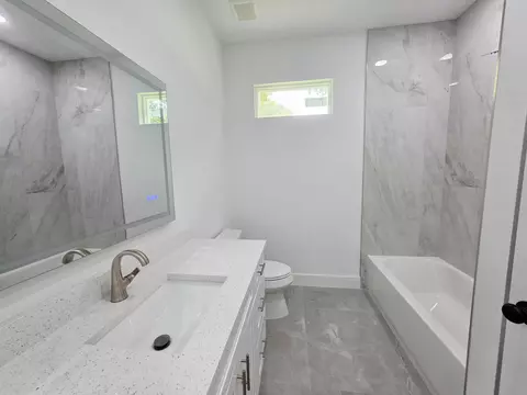 Bath - 702 NW 39th Cir, Okeechobee, FL 34972 photo 4 of 6