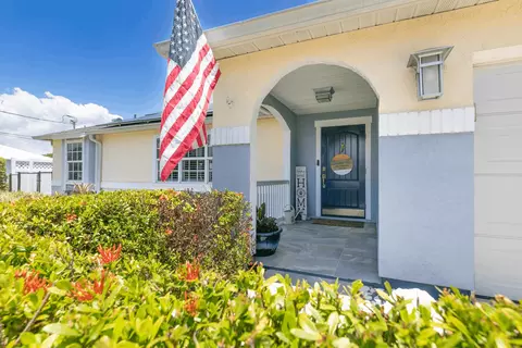 1617 SE North Blackwell Dr, Port Saint Lucie, FL 34952