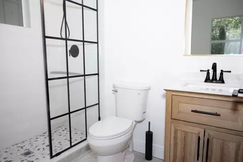 Bath - 12951 NE 26th Ave, Okeechobee, FL 34972 photo 2 of 2